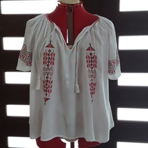 WHITE BLOUSE WITH EMBROIDERY DESIGN